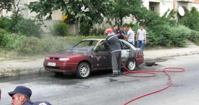 Proprietarul autoturismului a scăpat cu viaţă