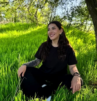 Nicoleta Nucă a umplut grădina de la țară cu flori plantate cu mâna ei foto: Instagram