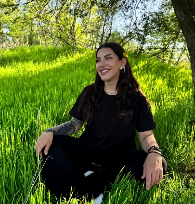 Nicoleta Nucă a umplut grădina de la țară cu flori plantate cu mâna ei foto: Instagram