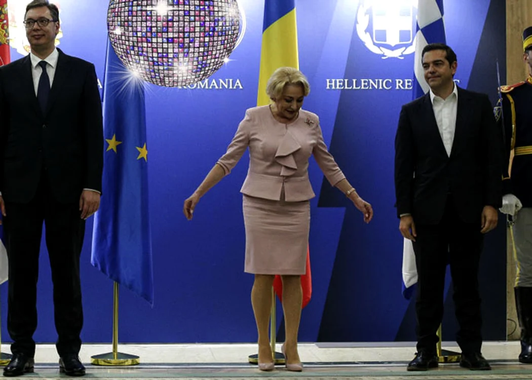 Internauţii au glumit pe seama posturii adoptate de premierul României în timpul unei fotografii oficiale