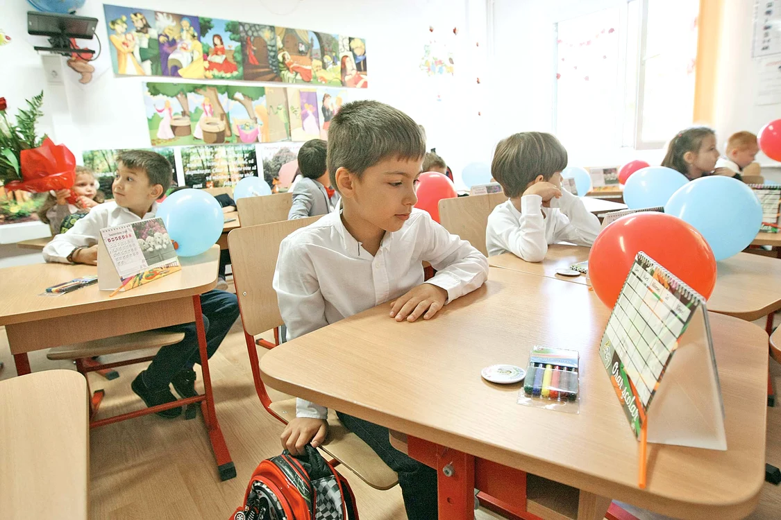Elevii din clasele mici au aşteptat Abecedarele 73 de zile
