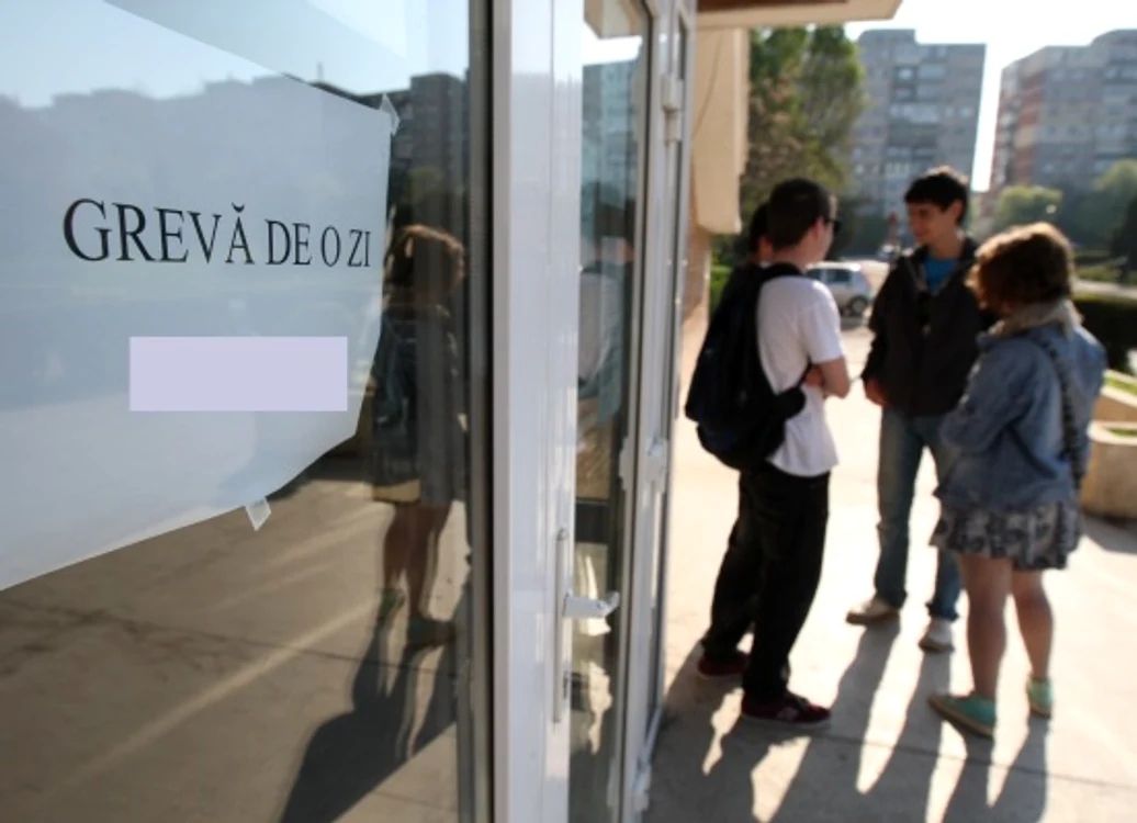 
    Elevii au venit la şcoală cu banderole albe pe braţe (foto: Arhivă)  