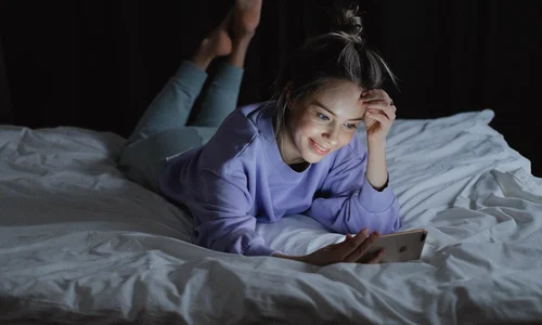 femeie foloseste telefonul inainte de somn(1) jpg