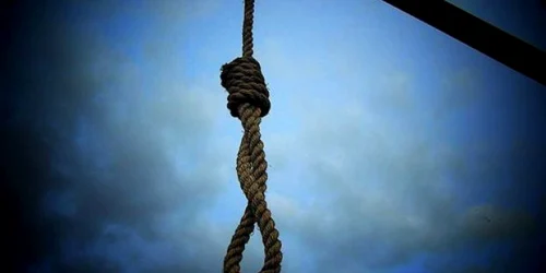  Înainte să-și pună capăt zilelor, omul a dat foc la casă. 