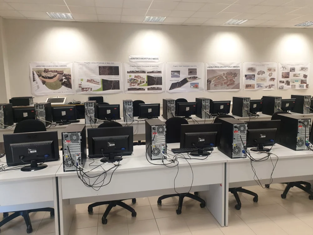 Unele licee din străinătate au o bază materială bogată FOTO: arhiva profesori Liceul „Alexe Marin” 