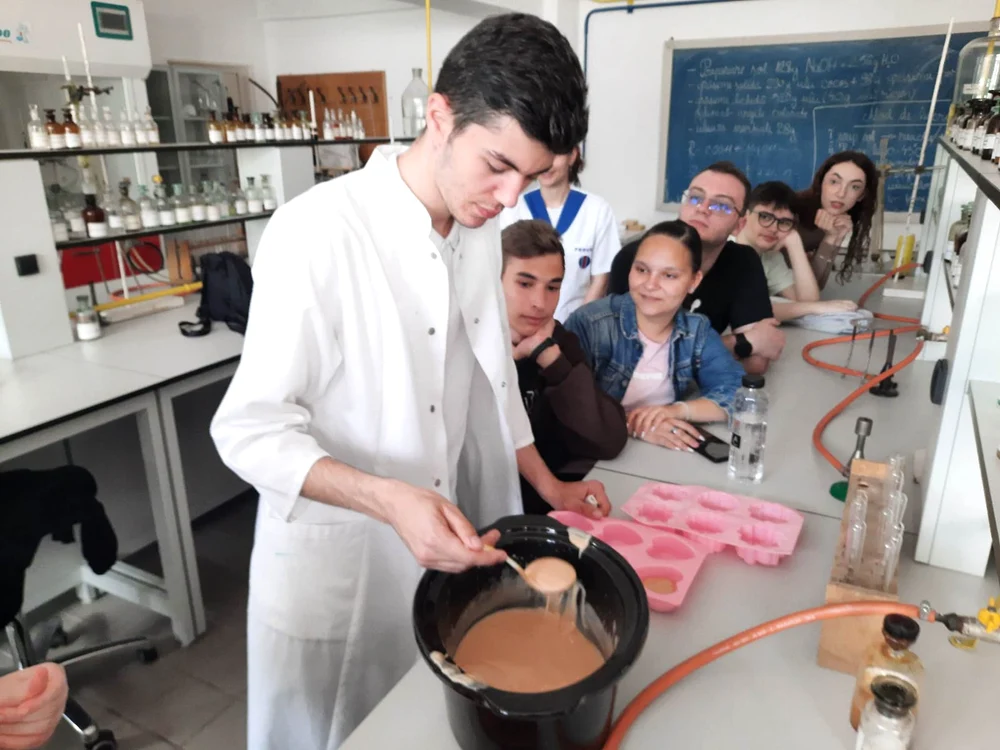 Săpun din ulei, sub formă de prăjituri, creat în laborator FOTO: Rodica Dinică