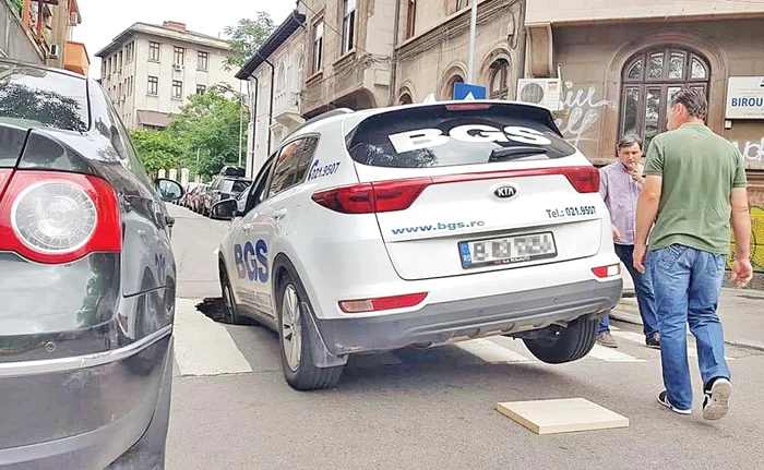 
    Maşina BGS a rămas înţepenită în bucata de asfalt surpat  