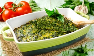Omleta cu urzici si ceapa verde  Sursa foto shutterstock 419537365 jpg
