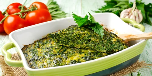 Omleta cu urzici si ceapa verde Sursa foto shutterstock 419537365 jpg