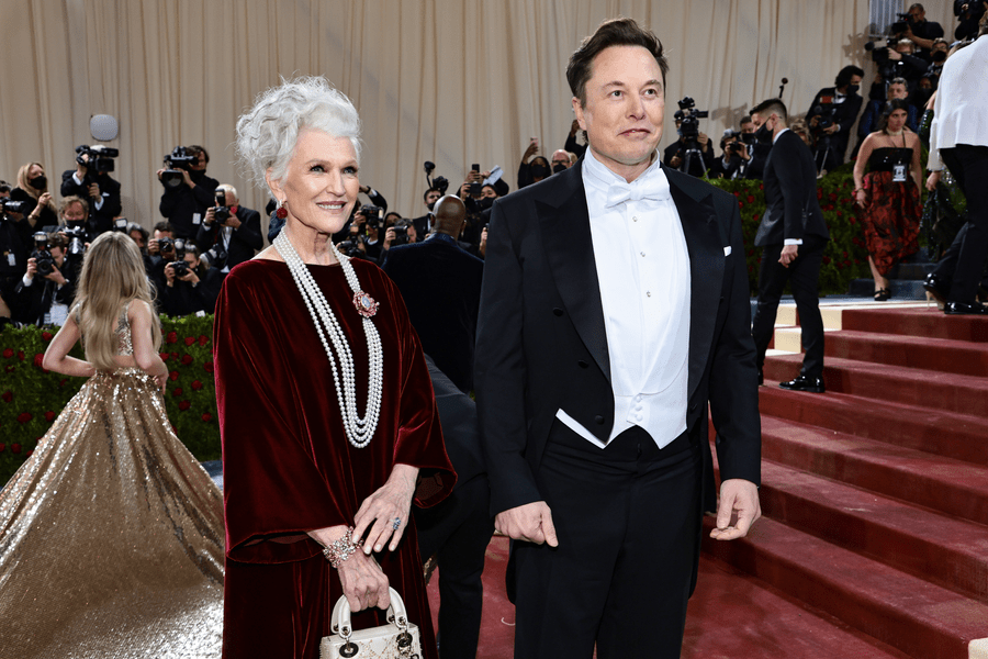 Mama lui Elon Musk vine în România. Cine e femeia care a crescut 3 copii de succes