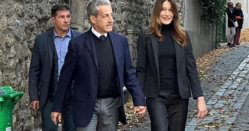 Sarkozy a ajuns la închisoarea La Santé. A ieșit din casă de mână cu soția sa, cântăreața Carla Bruni
