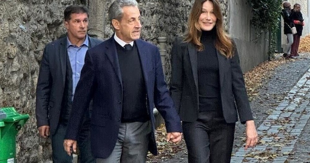 Sarkozy a ajuns la închisoarea La Santé. A ieșit din casă de mână cu soția sa, cântăreața Carla Bruni