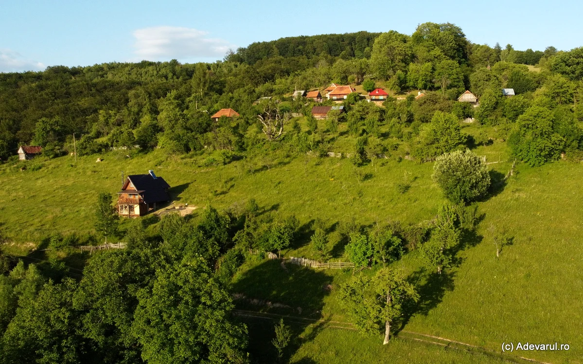 Alun, unul dintre satele aproape pustii, fără curent și drum. Foto: Daniel Guță