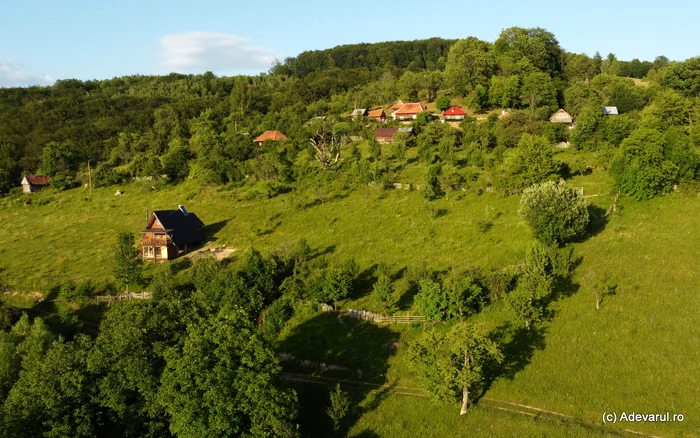 Alun, unul dintre satele aproape pustii, fără curent și drum. Foto: Daniel Guță