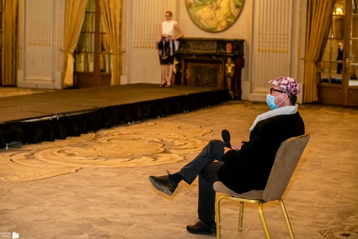 Codruţ Kegheş (Dezbrăcatu), singurul spectator al show ului de modă "Un secol de Pierre Cardin" jpeg