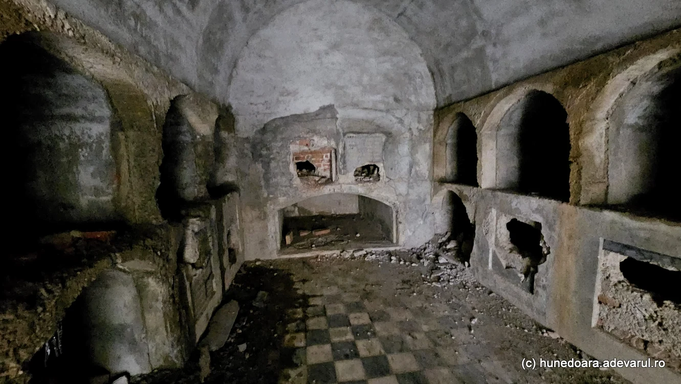 Cripta familiei, devastată. Foto: Daniel Guță. ADEVĂRUL