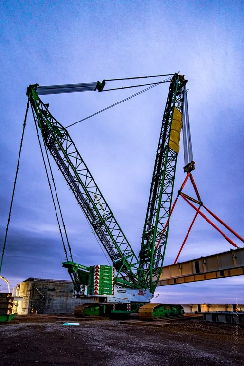 Constructorii folosesc o macara gigant de 600 de tone. Foto: facebook Radu Aramă