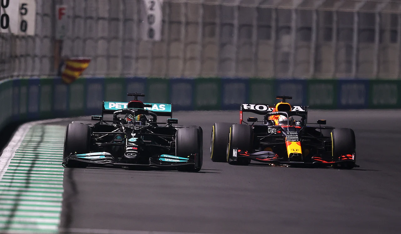 
    Lewis Hamilton a izbutit să-l depășească pe Max Verstappen în turul 37, prin exterior, însă mai apoi olandezul a frânat și i-a tăiat caleaFoto: Guliver / GettyImages  