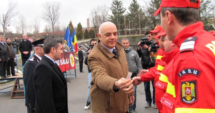 Raed Arafat, înmânând cheile de la ambulanţe paramedicilor FOTO Olimpia Man