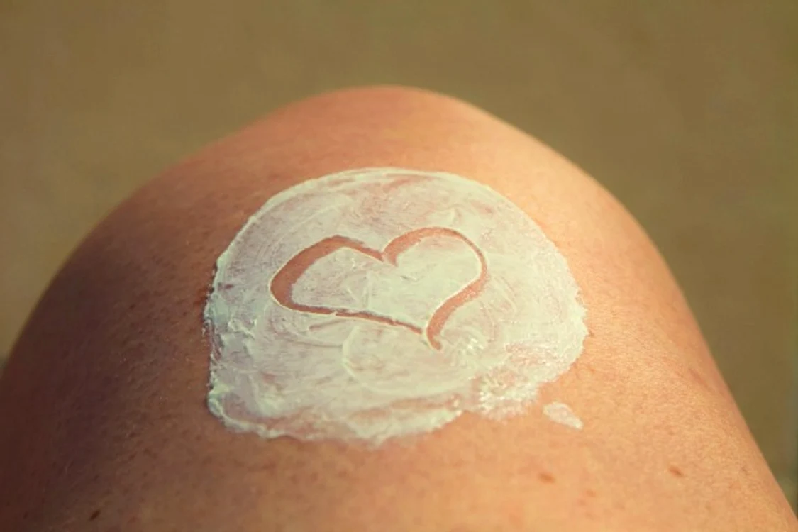 Untul de Shea şi uleiurile de migdale şi de nucă de cocos au în mod natural factor de protecţie solară.www.clicksanatate.ro