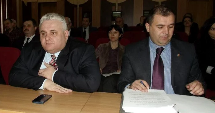 Cătălin Kanty Popescu (stânga) redă ştafeta lui Nicuşor Halici (dreapta)