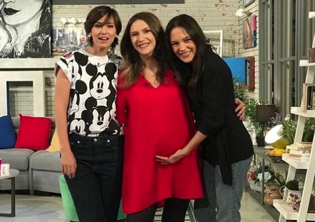 
    Adela le-a servit pe invitate cu litchi, semn că în sarcină a poftit la acest fructFoto: arhivă personală  