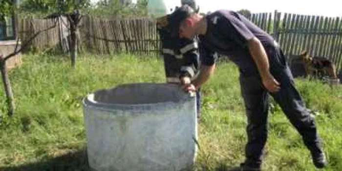 Diametrul fântânii a fost îngust şi intervenţia s-a desfăşurat cu dificultate