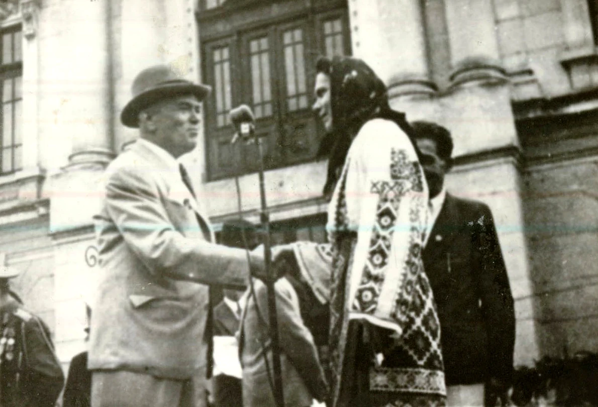 Petru Groza înmânează titlurile de proprietate ţăranilor, care au primit pământ prin reforma agrară din anul 1945 (© „Fototeca online a comunismului românesc”, cota: 4/1946)