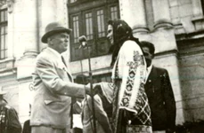 Petru Groza înmânează titlurile de proprietate ţăranilor, care au primit pământ prin reforma agrară din anul 1945 (© „Fototeca online a comunismului românesc”, cota: 4/1946)