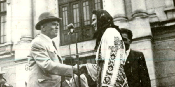 Petru Groza înmânează titlurile de proprietate ţăranilor, care au primit pământ prin reforma agrară din anul 1945 (© „Fototeca online a comunismului românesc”, cota: 4/1946)