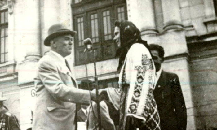 Petru Groza înmânează titlurile de proprietate ţăranilor, care au primit pământ prin reforma agrară din anul 1945 (© „Fototeca online a comunismului românesc”, cota: 4/1946)