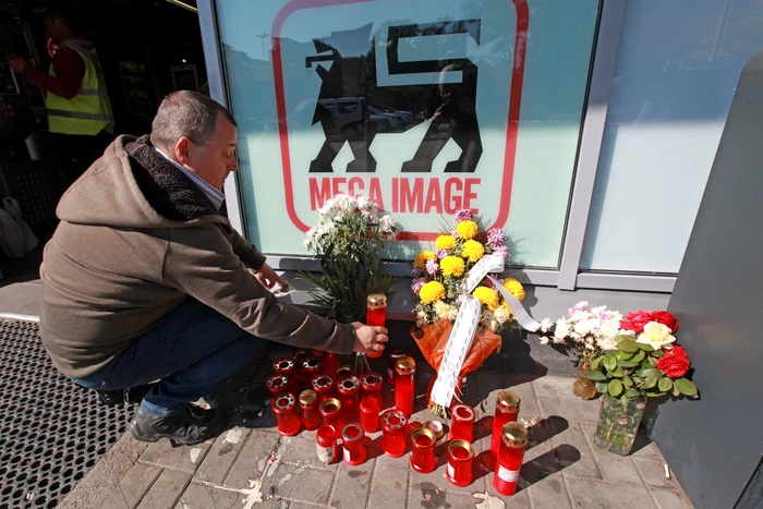 La intrarea în Magazinele Mega Image unde lucrau cele opt femei care au decedat în accident au fost amenajate adevărate altare