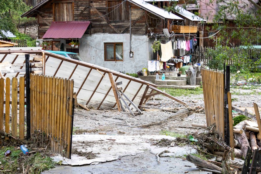 Premierul Bolojan, asigurări pentru cetăţenii din Neamţ şi Suceava afectaţi de viituri. Promite refacerea infrastructurii și a caselor distruse