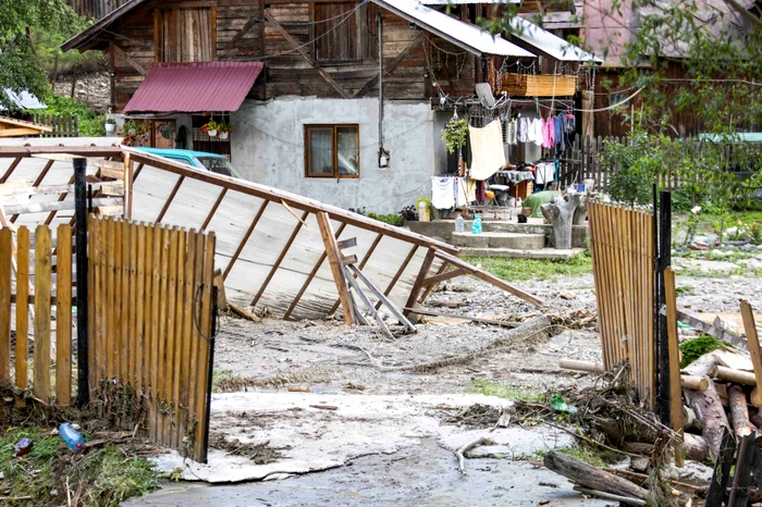 Premierul Bolojan, asigurări pentru cetăţenii din Neamţ şi Suceava afectaţi de viituri. Promite refacerea infrastructurii și a caselor distruse