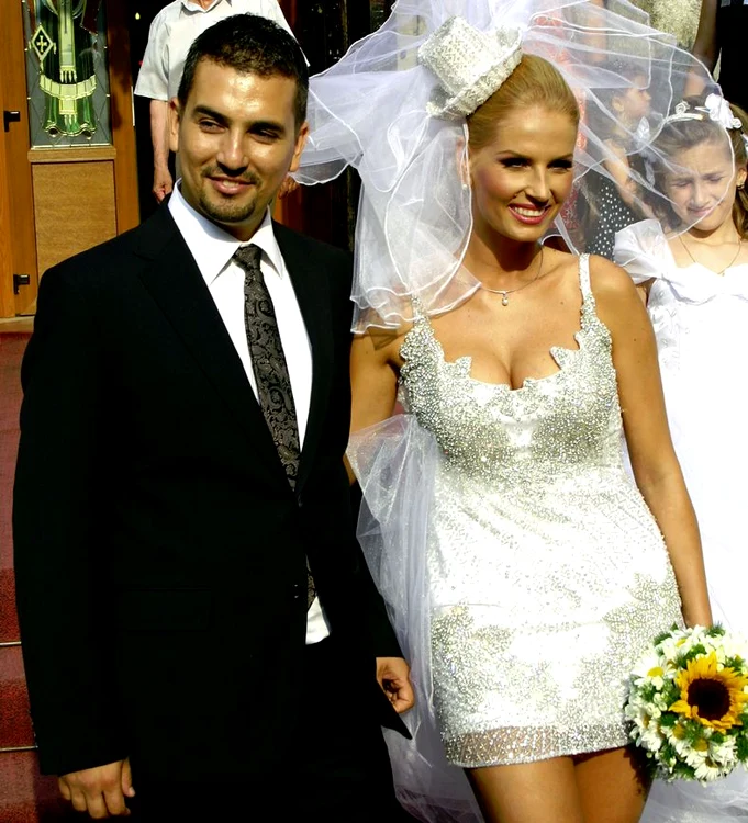 Andreea Bănică a fost o apariție sexy la nunta ei cu Lucian Mitrea, care a avut loc pe 28 iunie 2008
