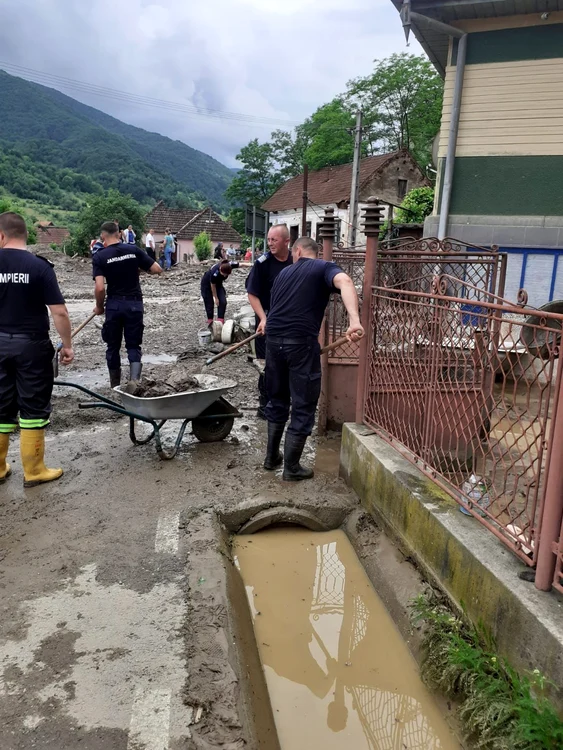 Jandarmii arădeni, alături de pompieri și polițiști. FOTO IJJ Arad