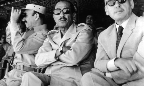 Anwar al Sadat (centru) urmărește cu atenție manevrele militare ale armatei Egiptene din Canalul Suez jpeg