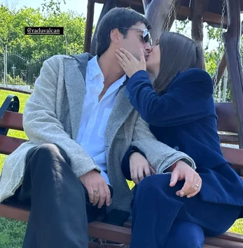 Adela Popescu și Radu Vâlcan s-au sărutat în curtea Bisericii, de Paște. Foto: Instagram