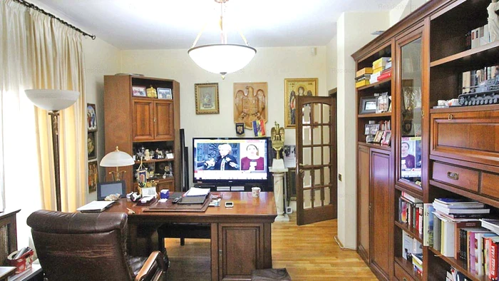 Biroul fostului ministru este plin de blazoane și machete militare