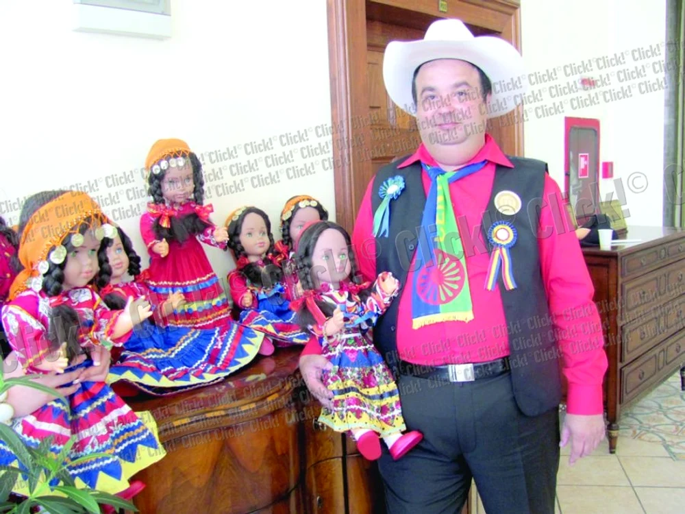 
    Dorin Cioabă, fiul regelui  romilor, spune că au avut și  clienţi care au făcut păpuşa  cadou în afara graniţelor (FOTO: RAMONA GĂINĂ)  