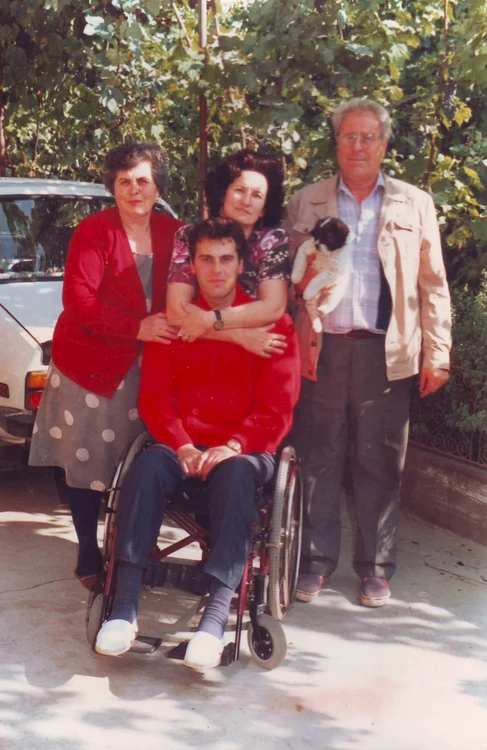 Cristinel Venus Mirea în anul 1990, alături de părinți Arhivă personală