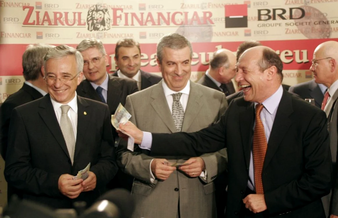 De la stânga la dreapta, în prim plan, la festivitatea de lansare a leului greu: Mugur Isărescu, guvernatorul BNR, Călin Popescu Tăriceanu, premierul de la acea vreme, şi Traian Băsescu, fostul preşedinte FOTO Mediafax