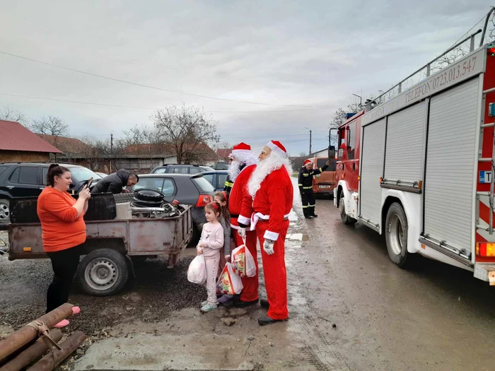 Moș Crăciun vine cu autospeciala de pompieri FOTO Ștefan Both