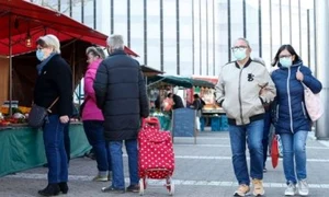 oameni cu masca de protectie jpeg