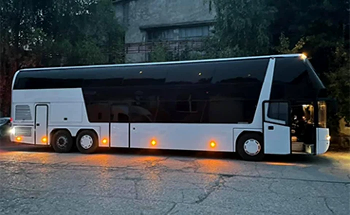 
    Nimeni n-ar ghici ce se află la interiorul vehicululuiFotografii: Sfinx&Camper Conversion  