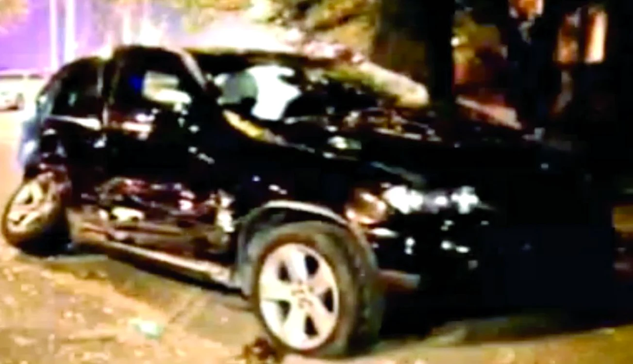 BMW-ul X5 condus de Andrei a «zburat» de pe un sens pe altul din  cauza impactului cu taxiul.