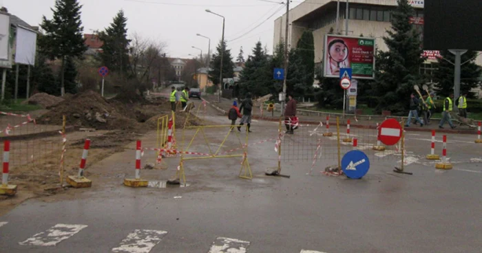 Pe aproape toate străzile din oraş sunt săpate şanţuri şi se lucrează intens