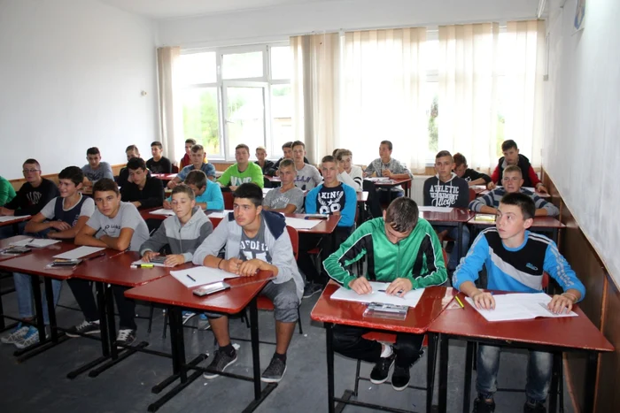 Zeci de tineri din mediul rural se înscriu la clasa de tractorişti FOTO Cosmin Zamfirache