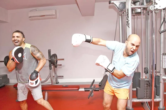 Colegi de emisiune la Antena 1, cei doi se antrenează cot la cot în sala de sportFoto: Antena 1