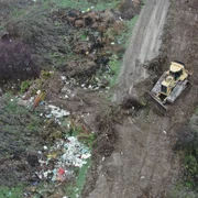 excavator prins ingropand gunoaie foto garda de mediu bihor png